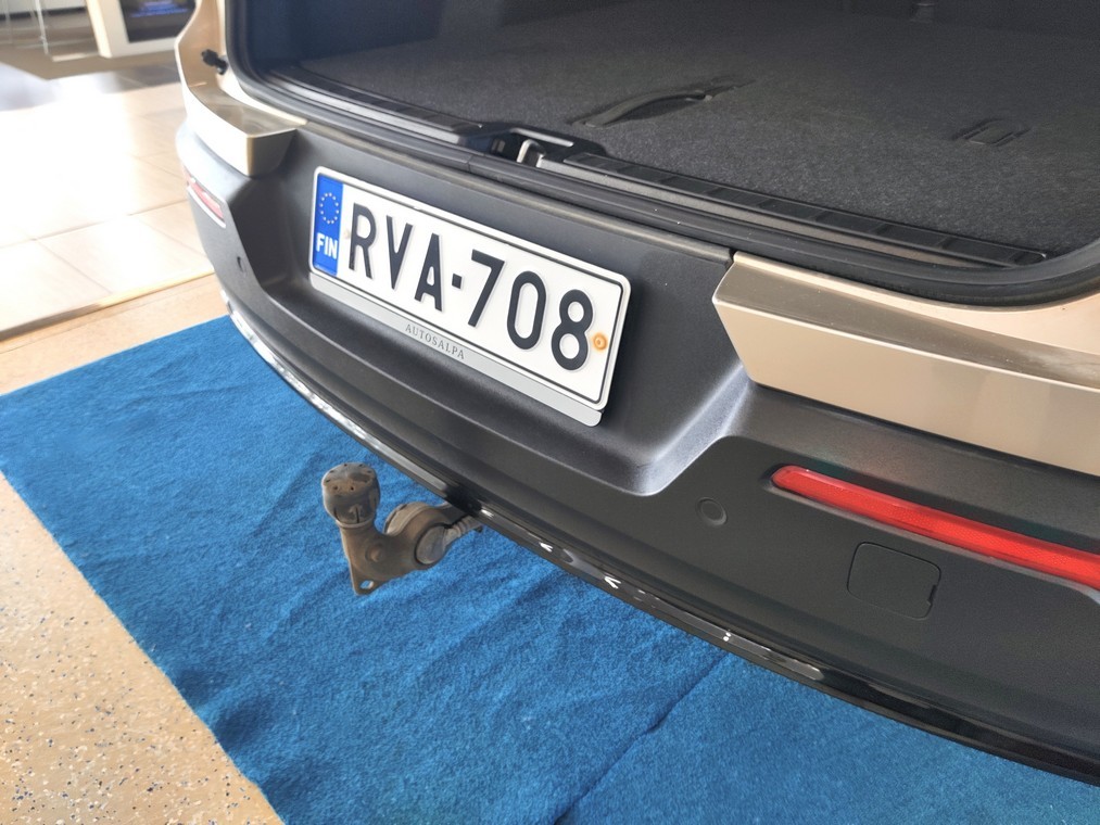 Esittelykuva VOLVO XC40 täyssähköautosta.