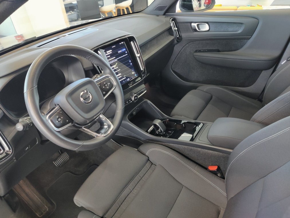 Esittelykuva VOLVO XC40 täyssähköautosta.