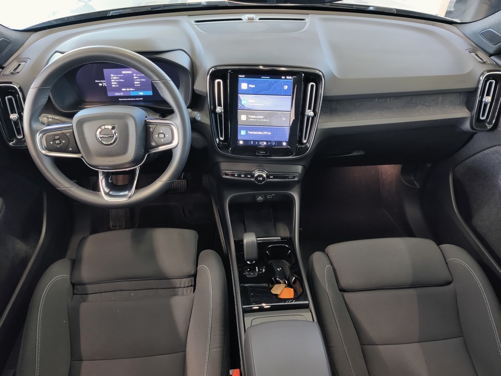 Esittelykuva VOLVO XC40 täyssähköautosta.