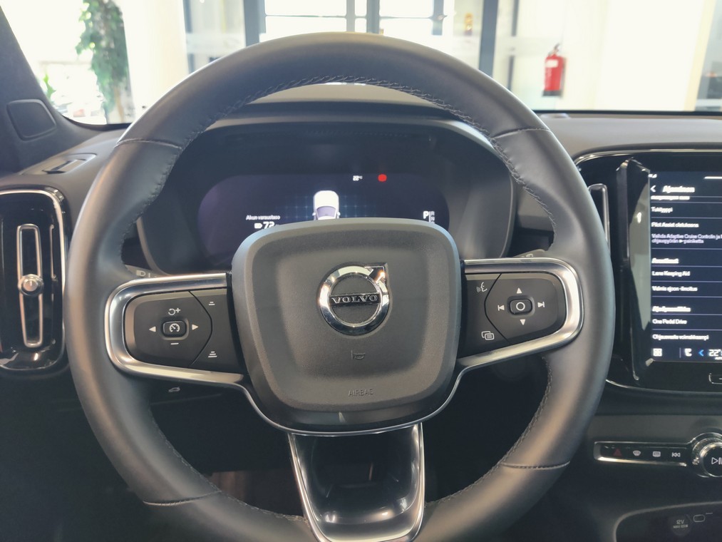 Esittelykuva VOLVO XC40 täyssähköautosta.