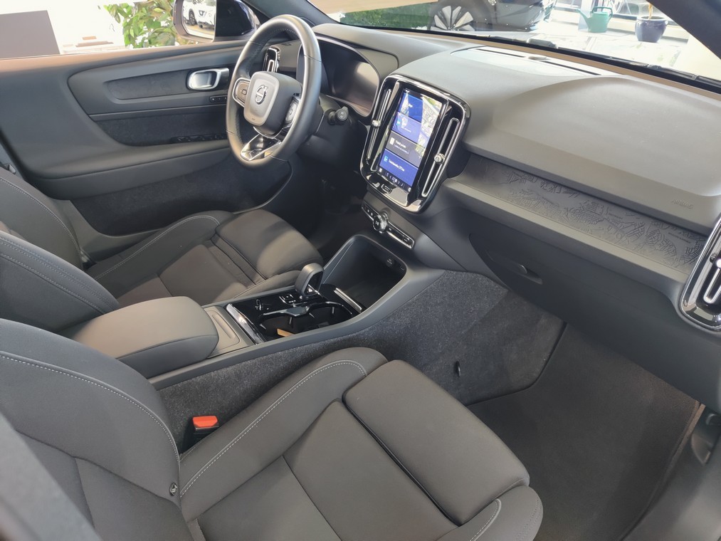 Esittelykuva VOLVO XC40 täyssähköautosta.