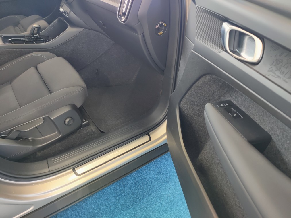 Esittelykuva VOLVO XC40 täyssähköautosta.