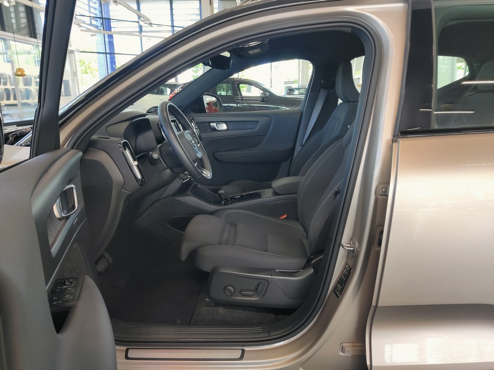 Esittelykuva VOLVO XC40 täyssähköautosta.