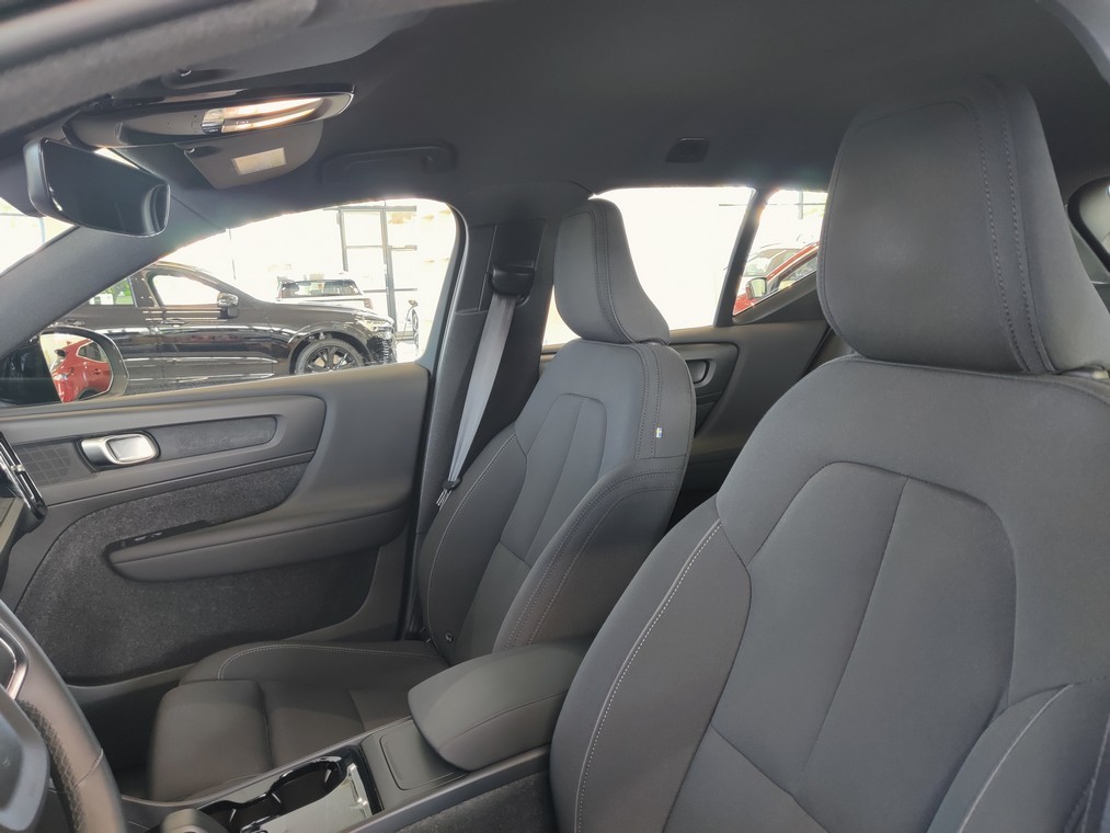 Esittelykuva VOLVO XC40 täyssähköautosta.