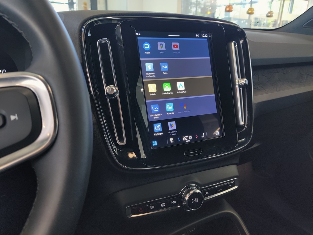 Esittelykuva VOLVO XC40 täyssähköautosta.