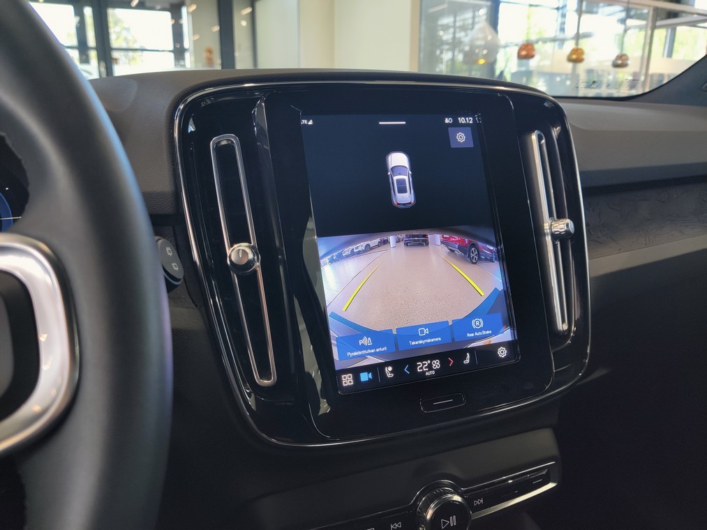 Esittelykuva VOLVO XC40 täyssähköautosta.