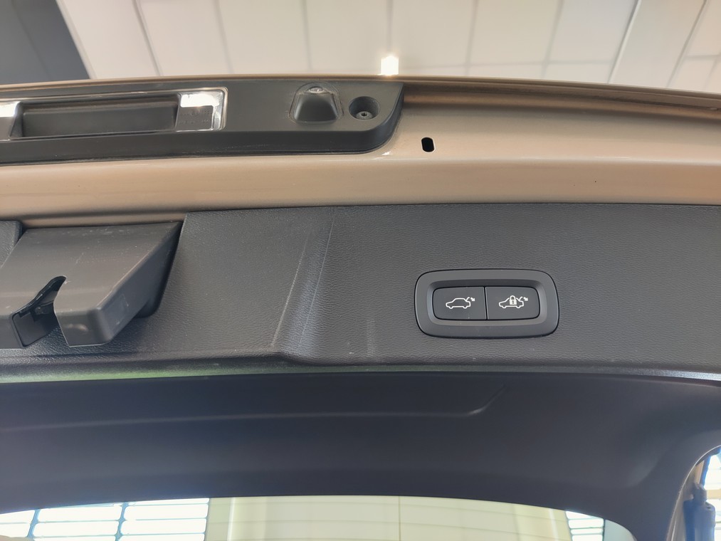 Esittelykuva VOLVO XC40 täyssähköautosta.