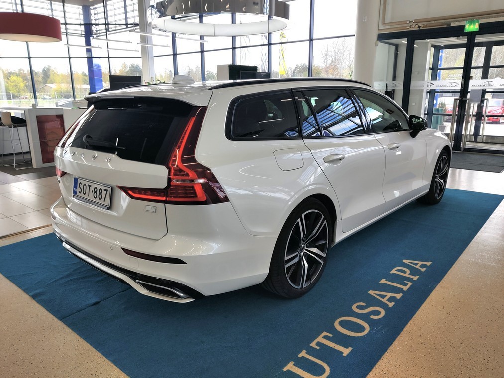 Esittelykuva VOLVO V60 lataushybridiautosta.