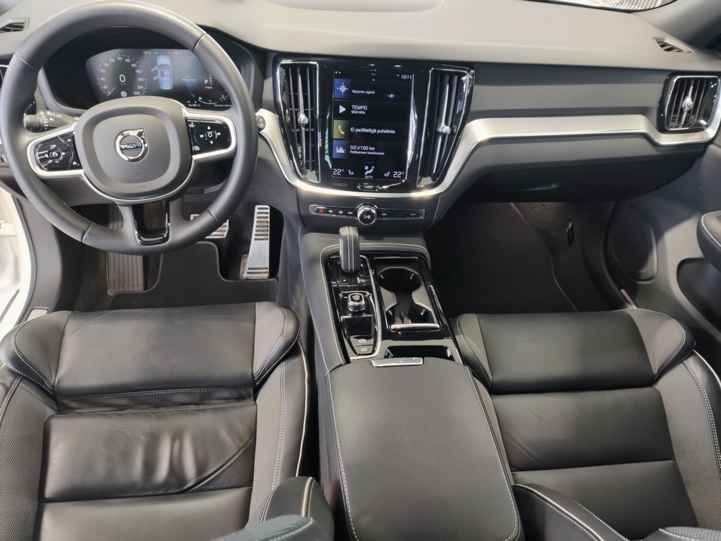 Esittelykuva VOLVO V60 lataushybridiautosta.