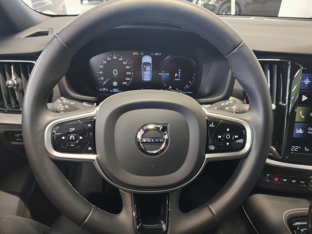 Esittelykuva VOLVO V60 lataushybridiautosta.