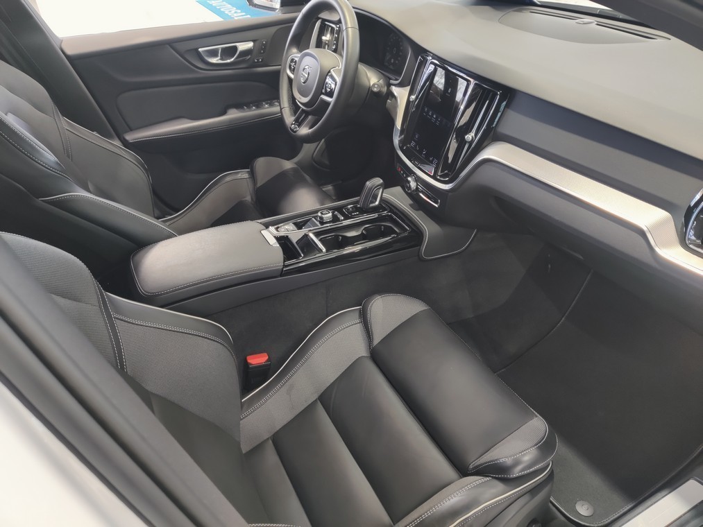 Esittelykuva VOLVO V60 lataushybridiautosta.