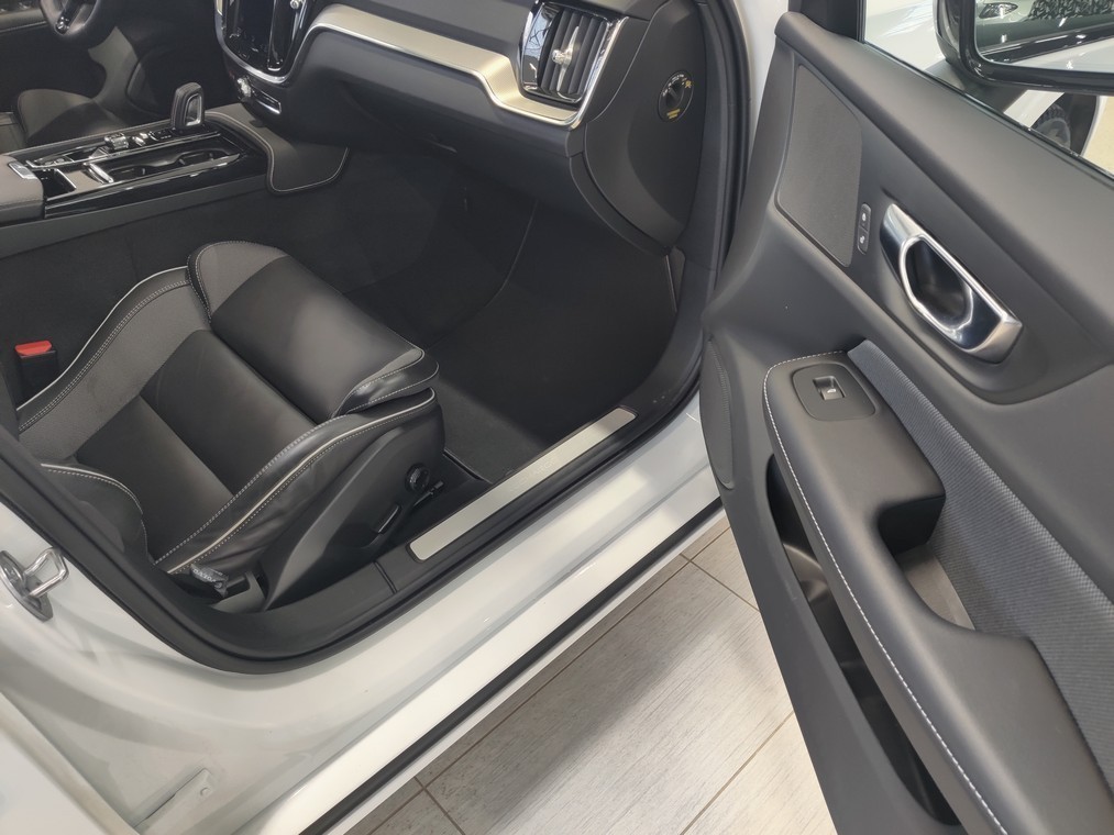 Esittelykuva VOLVO V60 lataushybridiautosta.