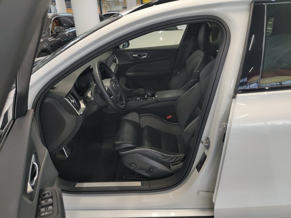 Esittelykuva VOLVO V60 lataushybridiautosta.