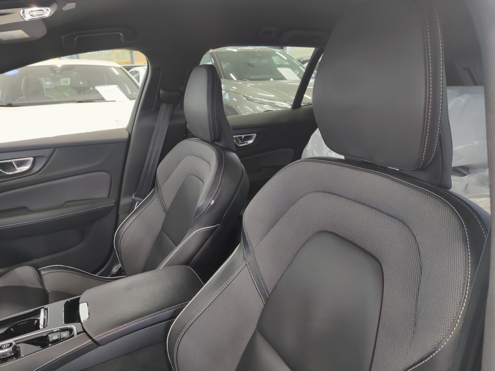 Esittelykuva VOLVO V60 lataushybridiautosta.