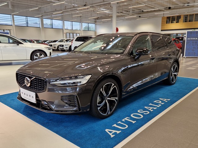 Esittelykuva VOLVO V60 lataushybridiautosta.