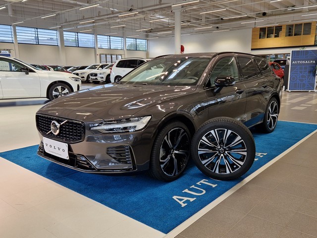 Esittelykuva VOLVO V60 lataushybridiautosta.