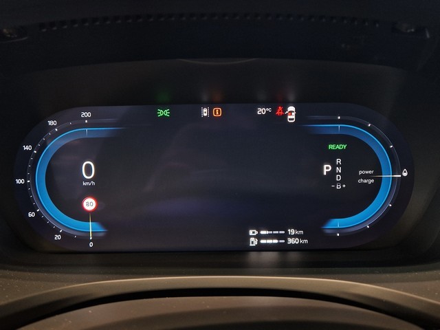 Esittelykuva VOLVO V60 lataushybridiautosta.