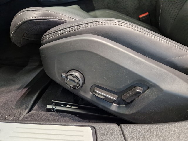 Esittelykuva VOLVO V60 lataushybridiautosta.