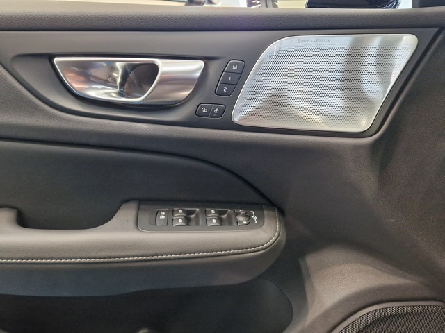 Esittelykuva VOLVO V60 lataushybridiautosta.
