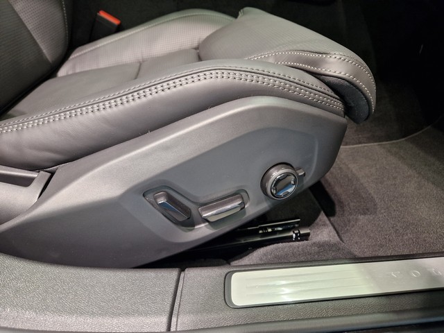 Esittelykuva VOLVO V60 lataushybridiautosta.