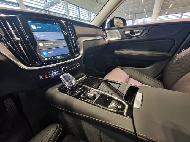 Esittelykuva VOLVO V60 lataushybridiautosta.