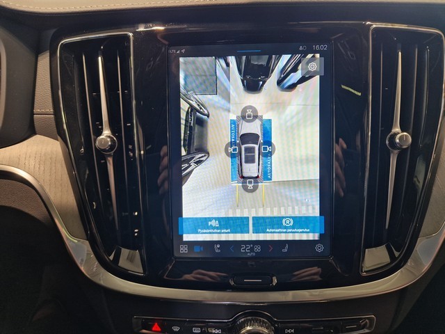Esittelykuva VOLVO V60 lataushybridiautosta.