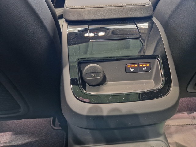 Esittelykuva VOLVO V60 lataushybridiautosta.