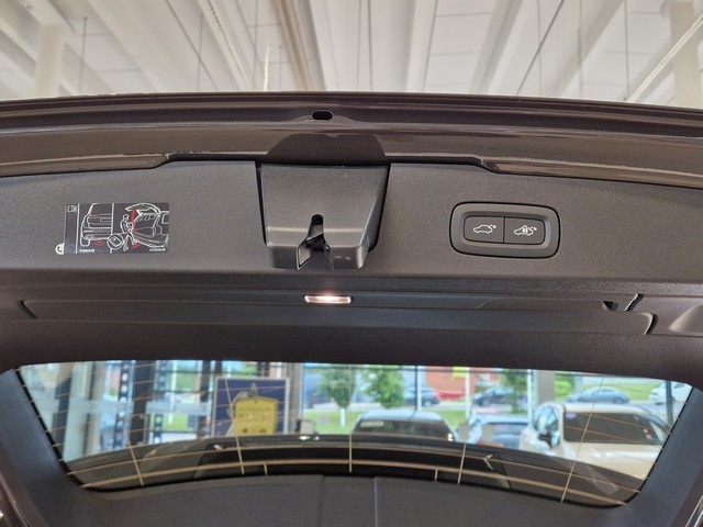 Esittelykuva VOLVO V60 lataushybridiautosta.