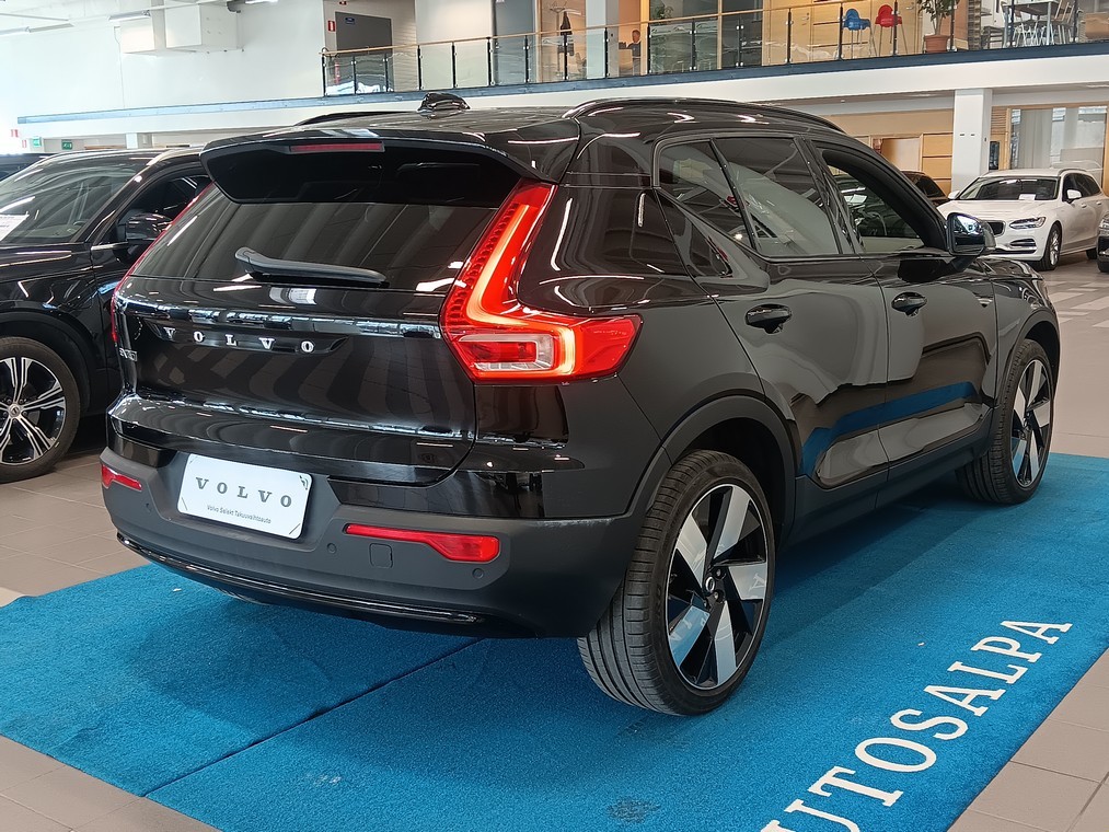 Esittelykuva VOLVO EX40 täyssähköautosta.