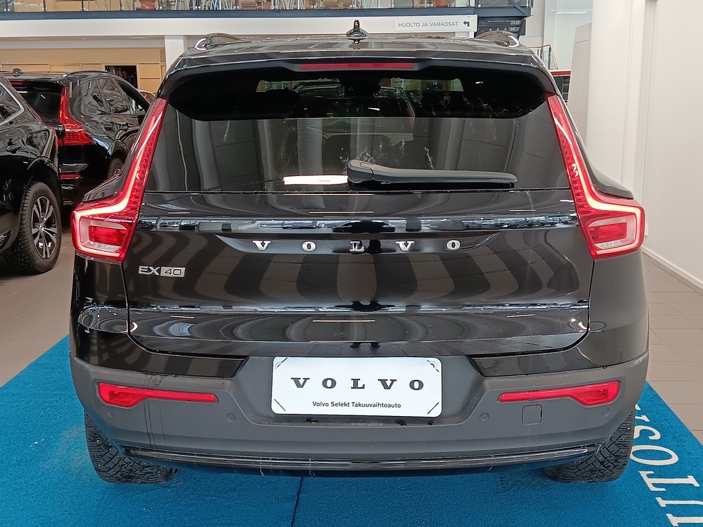 Esittelykuva VOLVO EX40 täyssähköautosta.
