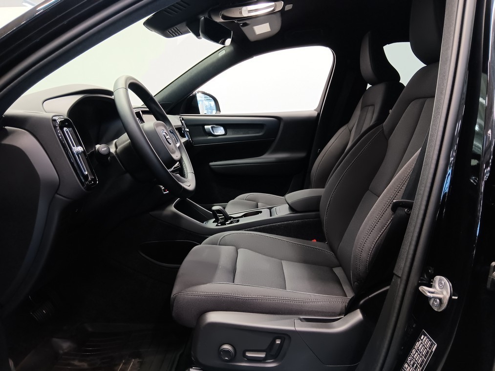 Esittelykuva VOLVO EX40 täyssähköautosta.