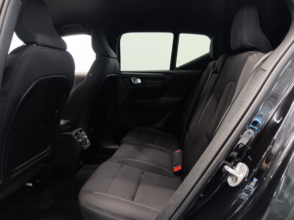 Esittelykuva VOLVO EX40 täyssähköautosta.