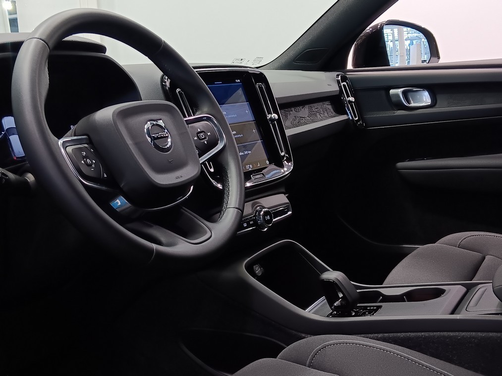 Esittelykuva VOLVO EX40 täyssähköautosta.