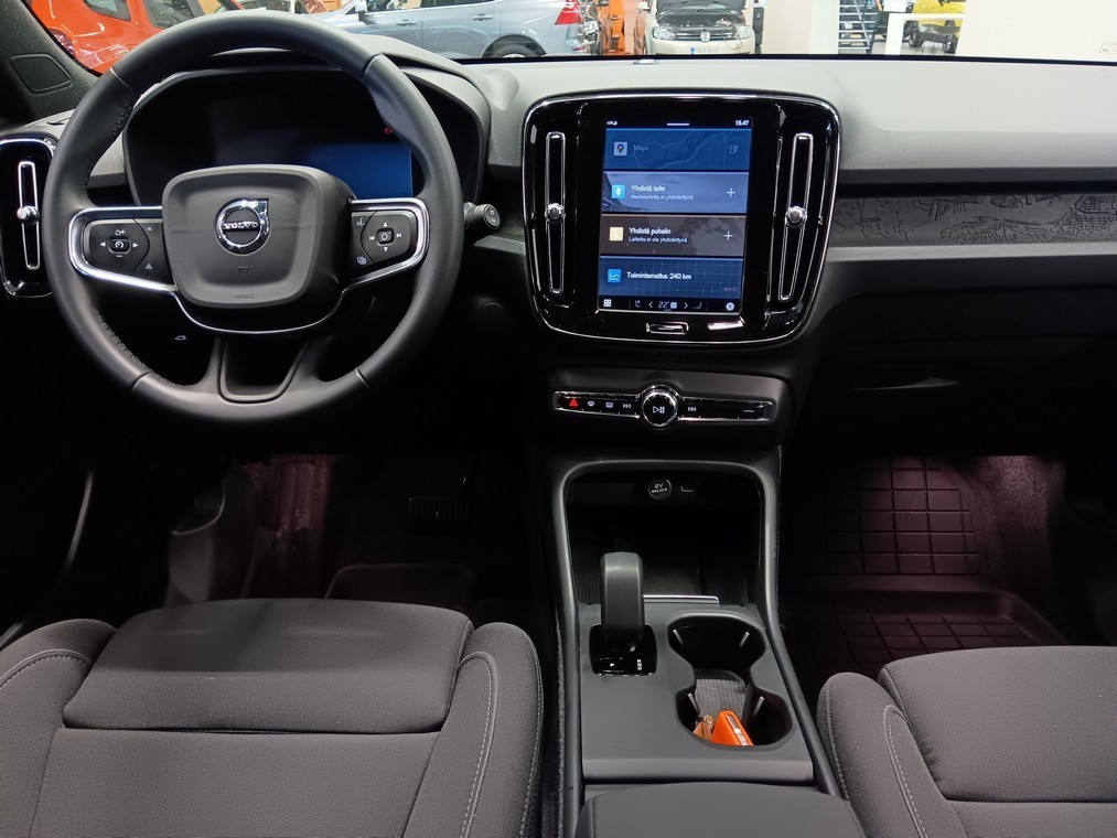 Esittelykuva VOLVO EX40 täyssähköautosta.