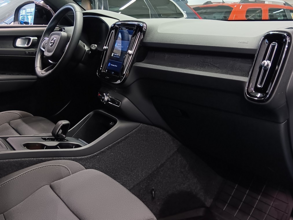 Esittelykuva VOLVO EX40 täyssähköautosta.