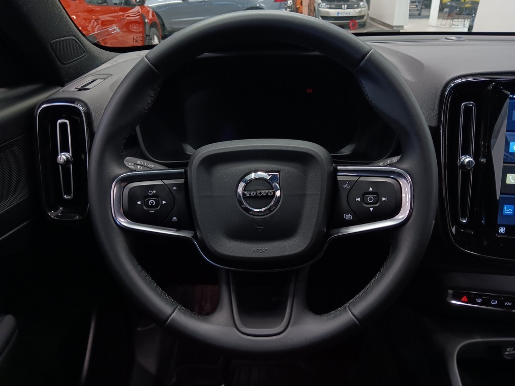 Esittelykuva VOLVO EX40 täyssähköautosta.