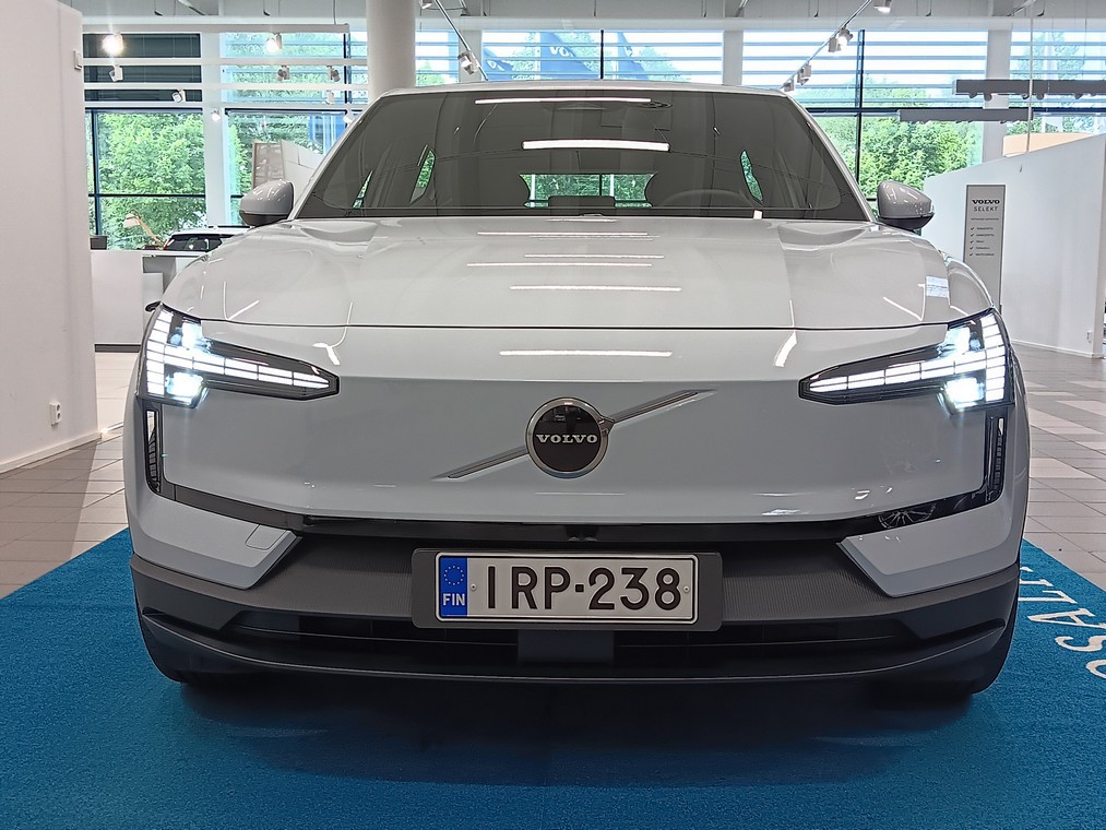Esittelykuva VOLVO EX30 täyssähköautosta.