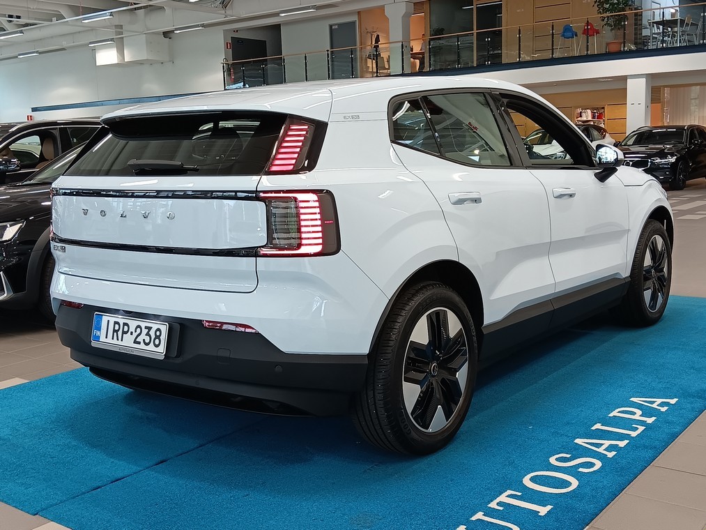 Esittelykuva VOLVO EX30 täyssähköautosta.
