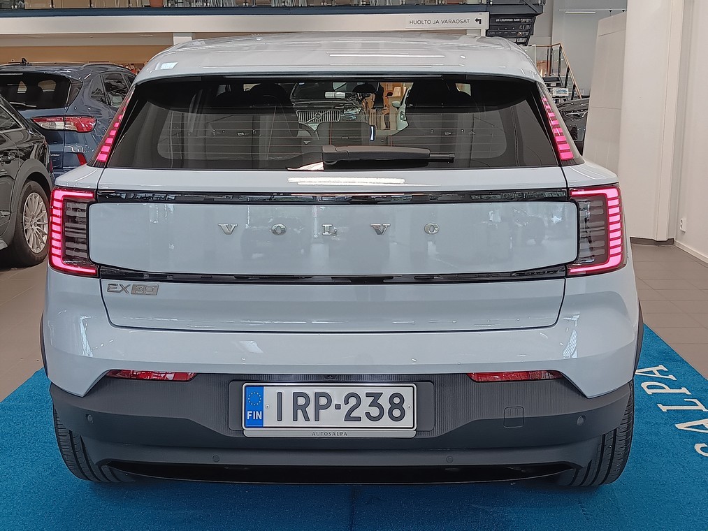 Esittelykuva VOLVO EX30 täyssähköautosta.