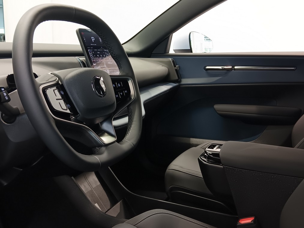 Esittelykuva VOLVO EX30 täyssähköautosta.