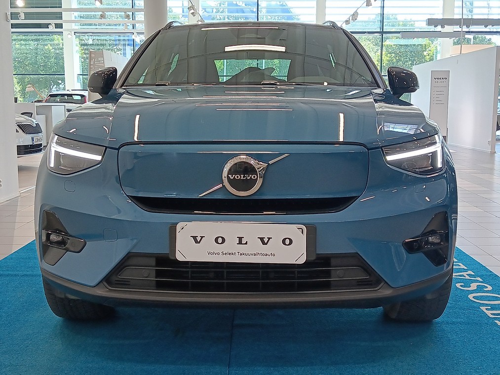 Esittelykuva VOLVO XC40 täyssähköautosta.