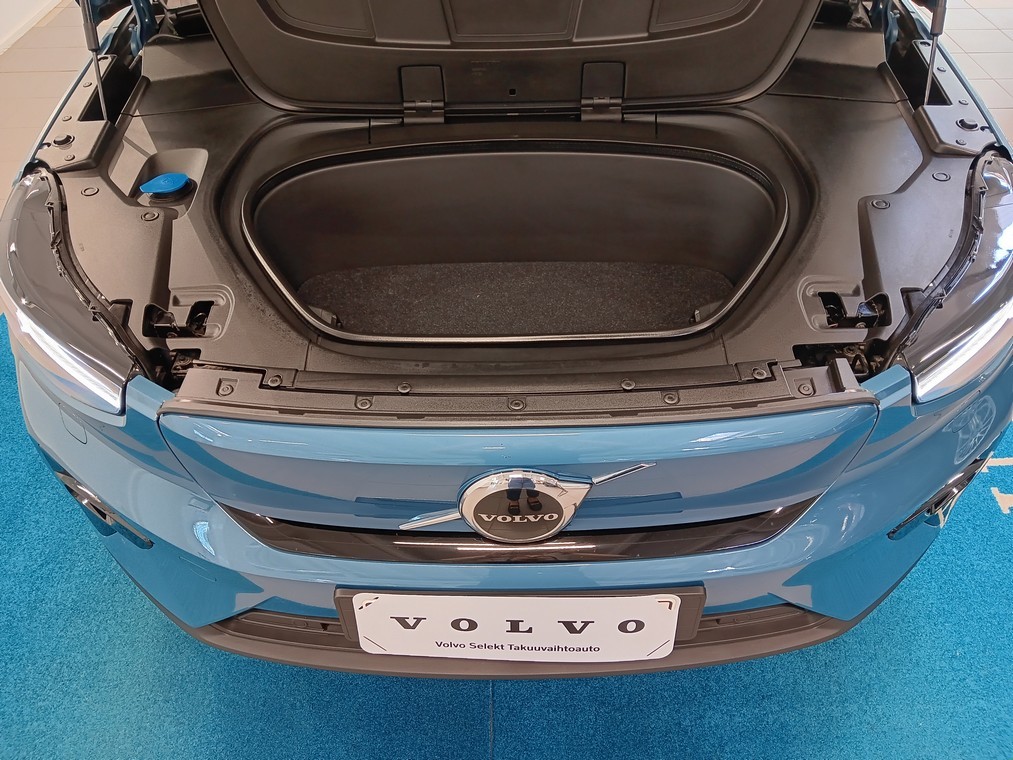 Esittelykuva VOLVO XC40 täyssähköautosta.