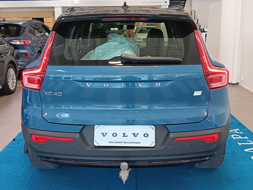 Esittelykuva VOLVO XC40 täyssähköautosta.