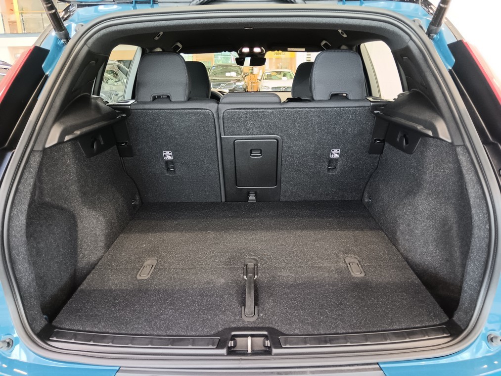 Esittelykuva VOLVO XC40 täyssähköautosta.