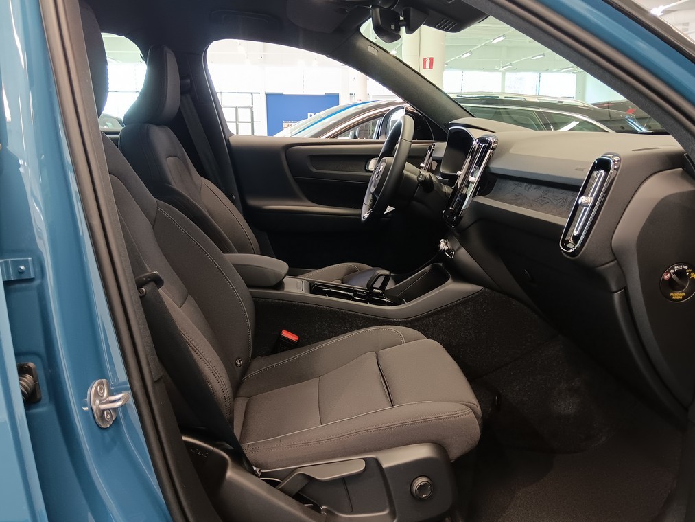 Esittelykuva VOLVO XC40 täyssähköautosta.