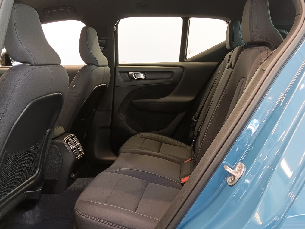 Esittelykuva VOLVO XC40 täyssähköautosta.