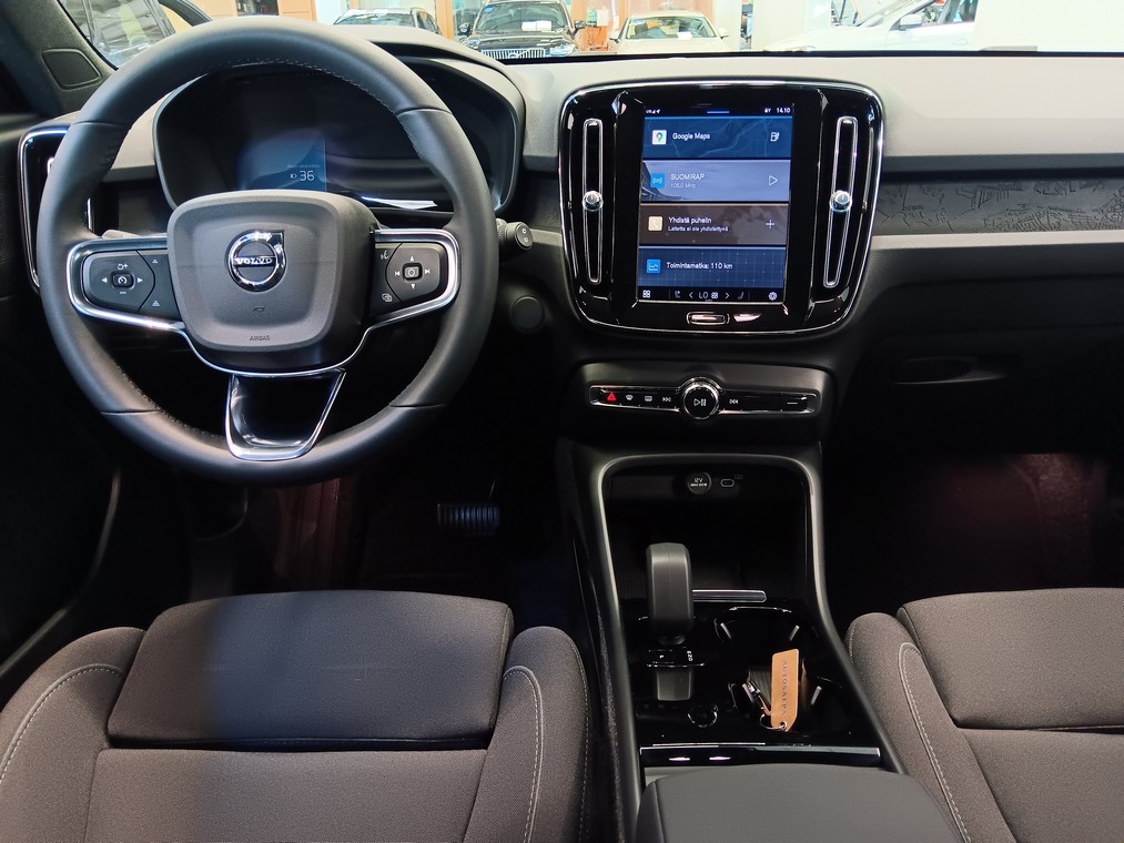 Esittelykuva VOLVO XC40 täyssähköautosta.