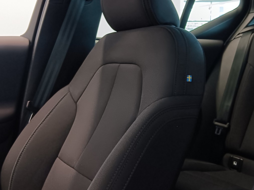 Esittelykuva VOLVO XC40 täyssähköautosta.
