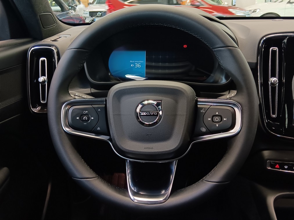 Esittelykuva VOLVO XC40 täyssähköautosta.