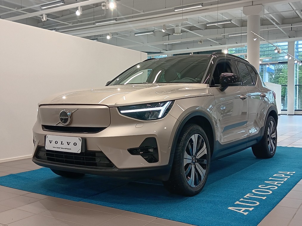 Esittelykuva VOLVO XC40 täyssähköautosta.